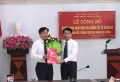Đ/c Nguyễn Mạnh Tuấn Phó Giám đốc Sở Y tế Quảng Ninh trao quyết định nghỉ hưu cho đ/c Tô Xuân Bá