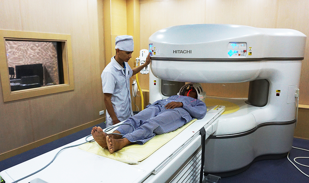 Các bác sĩ tại TTYT huyện Hoành Bồ chuẩn bị chụp cắt lớp cho bệnh nhân bằng máy chụp cộng hưởng từ.