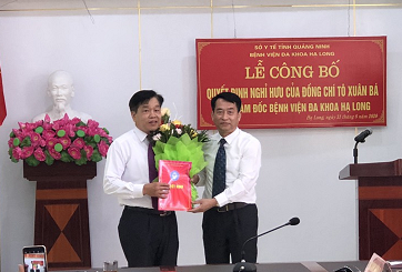 Đ/c Nguyễn Mạnh Tuấn Phó Giám đốc Sở Y tế Quảng Ninh trao quyết định nghỉ hưu cho đ/c Tô Xuân Bá