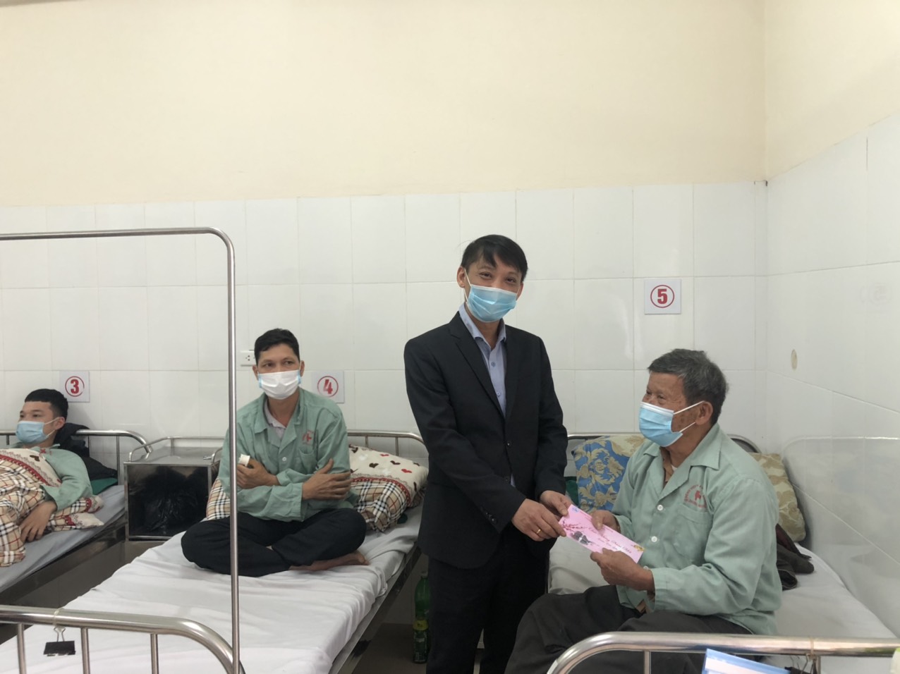 LÃNH ĐẠO PHƯỜNG HOÀNH BỒ THAY MẶT THÀNH ỦY, HDND, UBND THÀNH PHỐ HẠ LONG THĂM HỎI, CHÚC TẾT VÀ TẶNG QUÀ BỆNH NHÂN DỊP TẾT TÂN SỬU